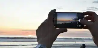 Mükemmel tatil baskısı: Instagram dinlenmeyi performans yarışına çevirdi Mükemmel tatil karesini sosyal medyada paylaşmak için gün batımında plajda telefonla fotoğraf çeken eller