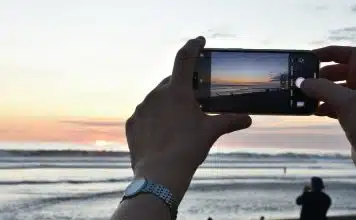 Mükemmel tatil baskısı: Instagram dinlenmeyi performans yarışına çevirdi Mükemmel tatil karesini sosyal medyada paylaşmak için gün batımında plajda telefonla fotoğraf çeken eller