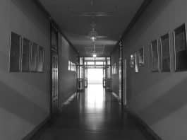 Okul şiddeti konusunun gündeme geldiği boş bir okul koridoru