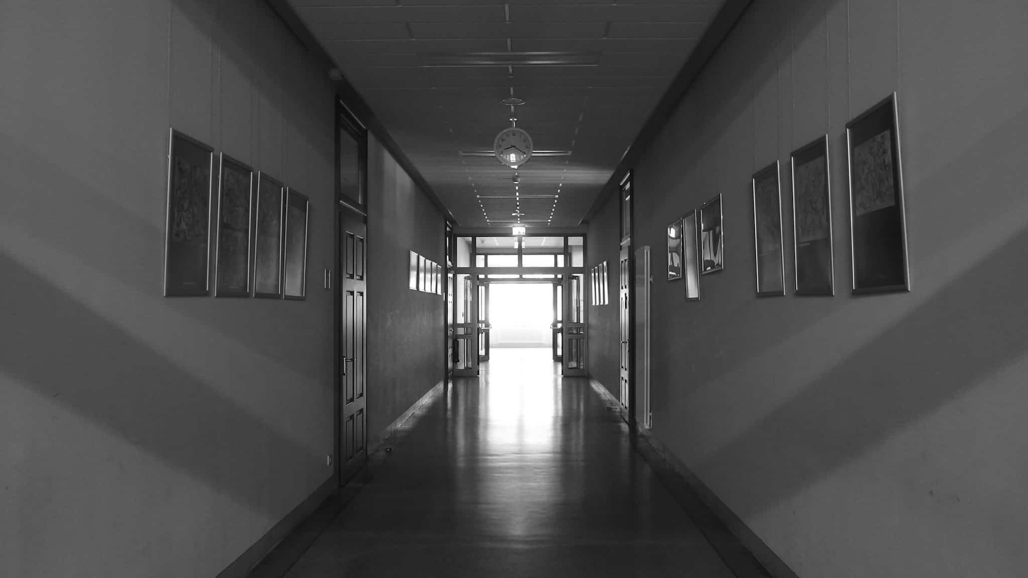 Okul şiddeti konusunun gündeme geldiği boş bir okul koridoru