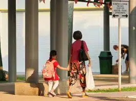 Okula uyum rehberi: Çocuklar okula nasıl alışır, aileler veli olmayı nasıl öğrenir? Ebeveyniyle el ele yürüyen çocuk, okula uyum sürecinde veli desteği