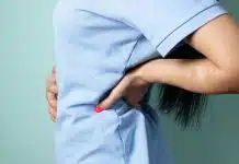 Omurga ağrısı yaşlanmanın kaderi değil: Omurgayı korumanın yolları Omurga ağrısı: Ağrıyan belini tutan bir kadın