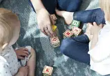 Otizm spektrum bozukluğu: İsmine tepki vermeyen çocukta ilk işaretler Otizm spektrum bozukluğu belirtileri gözlenen yaşta harf küpleriyle oynayan küçük çocuklar