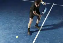 Tenisçi dirseğinden sonra padel omzu: Omzunuz bu spora hazır mı? Kortta raketiyle oyuncu, padel omzu ve omuz yaralanması riski