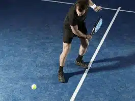 Kortta raketiyle oyuncu, padel omzu ve omuz yaralanması riski