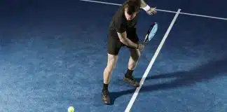 Tenisçi dirseğinden sonra padel omzu: Omzunuz bu spora hazır mı? Kortta raketiyle oyuncu, padel omzu ve omuz yaralanması riski