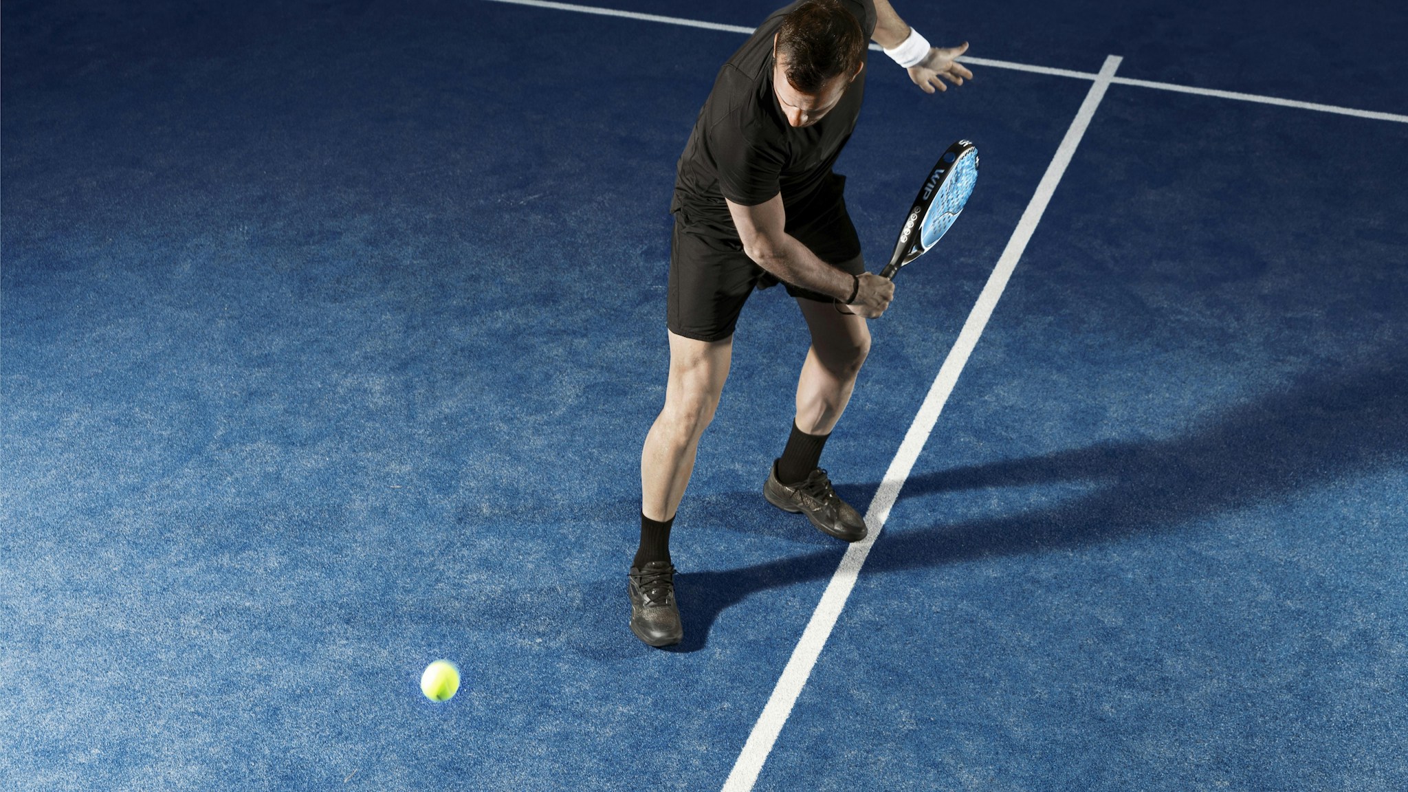 Kortta raketiyle oyuncu, padel omzu ve omuz yaralanması riski