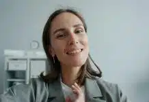 People pleasing nedir? Her talebe evet mi diyorsunuz? People pleasing davranışıyla herkesi memnun etmeye çalışan, ofiste gülümseyen bir kadın