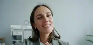 People pleasing nedir? Her talebe evet mi diyorsunuz? People pleasing davranışıyla herkesi memnun etmeye çalışan, ofiste gülümseyen bir kadın