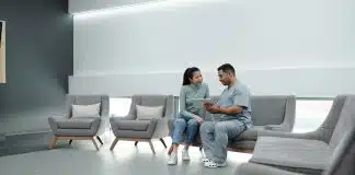 PMOS belirtileri nedeniyle kadın doğum uzmanıyla görüşen kadın hasta