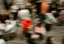 Prosopagnozi nedir? Aynadaki yüzü bile tanıyamamak mümkün Prosopagnozi yaşayan birinin algısını simgeleyen bulanık yüzlü bir kalabalık