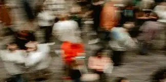 Prosopagnozi nedir? Aynadaki yüzü bile tanıyamamak mümkün Prosopagnozi yaşayan birinin algısını simgeleyen bulanık yüzlü bir kalabalık