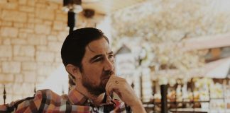 Kafede eli çenesinde düşünen adam; sağduyu duygu, mantık ve değerler arasında denge kurmayı gerektiriyor