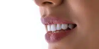 Diş beyazlatma mineye zarar verir mi? Sağlıklı beyazlatma için 7 öneri Diş beyazlatma sonrası beyaz dişleri görünen gülümseyen bir kadının yakın plan ağzı