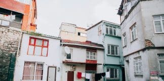 Eski bir mahallede çamaşırların asılı olduğu renkli evler; sağlıklı kent güçlü komşuluk bağlarıyla mümkün