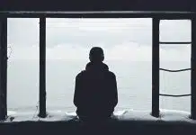 Sağlıklı yas süreci nasıl yaşanır? Her kayıp kendi yasını doğurur Yas süreci yaşayan bir kişinin pencereden dışarıya bakması