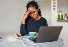 Sahtekarlık sendromu nedir? Başarıya rağmen yetersiz hissetmenin nedeni Sahtekarlık sendromu yaşayan, başarısına rağmen dizüstü bilgisayar başında kendini yetersiz hisseden kadın