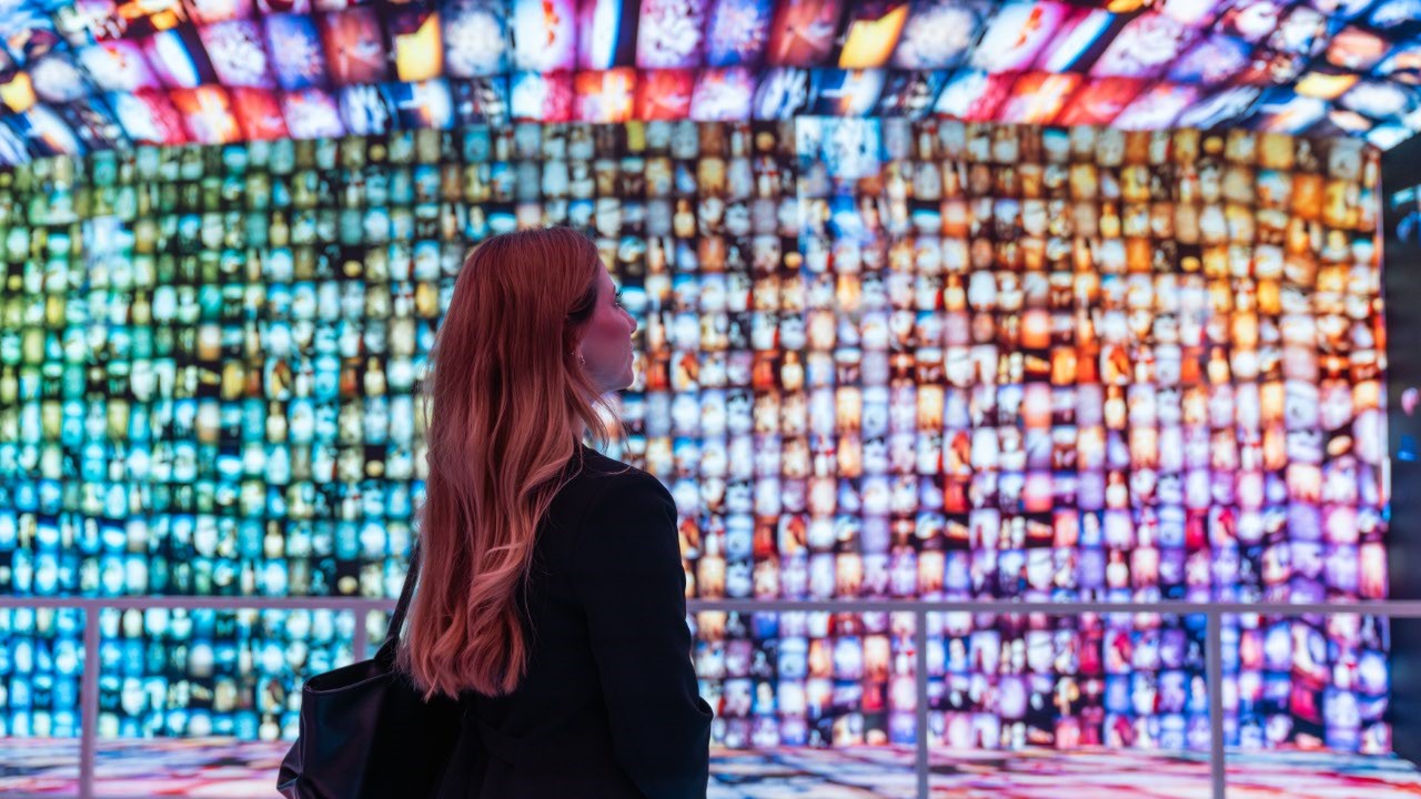 LED ekranlarla kaplı Artırılmış Gerçeklik Odası; Dalí Cybernetics sergisi