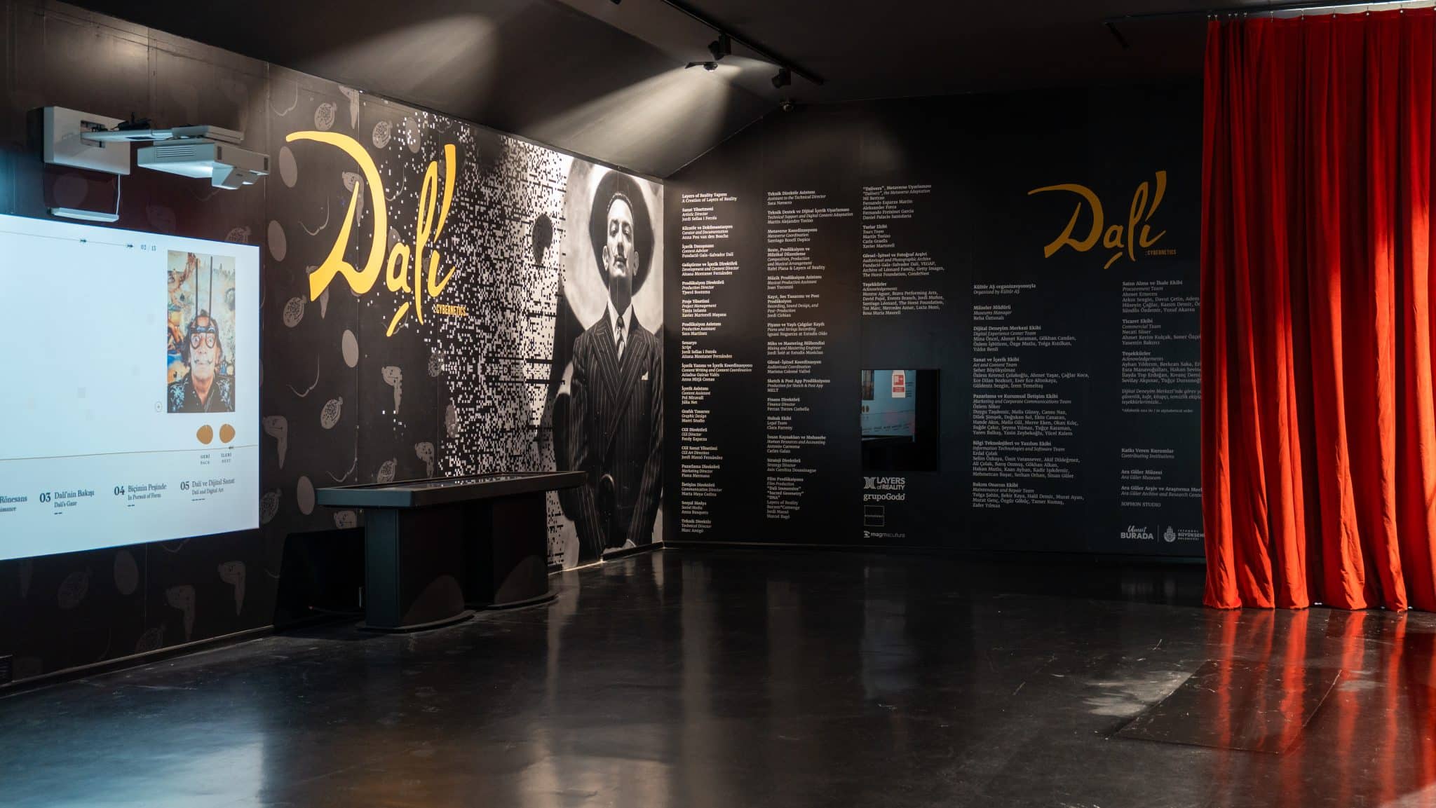 Dalí Cybernetics'in giriş odası; Salvador Dalí sergisi Dijital Deneyim Merkezi'nde