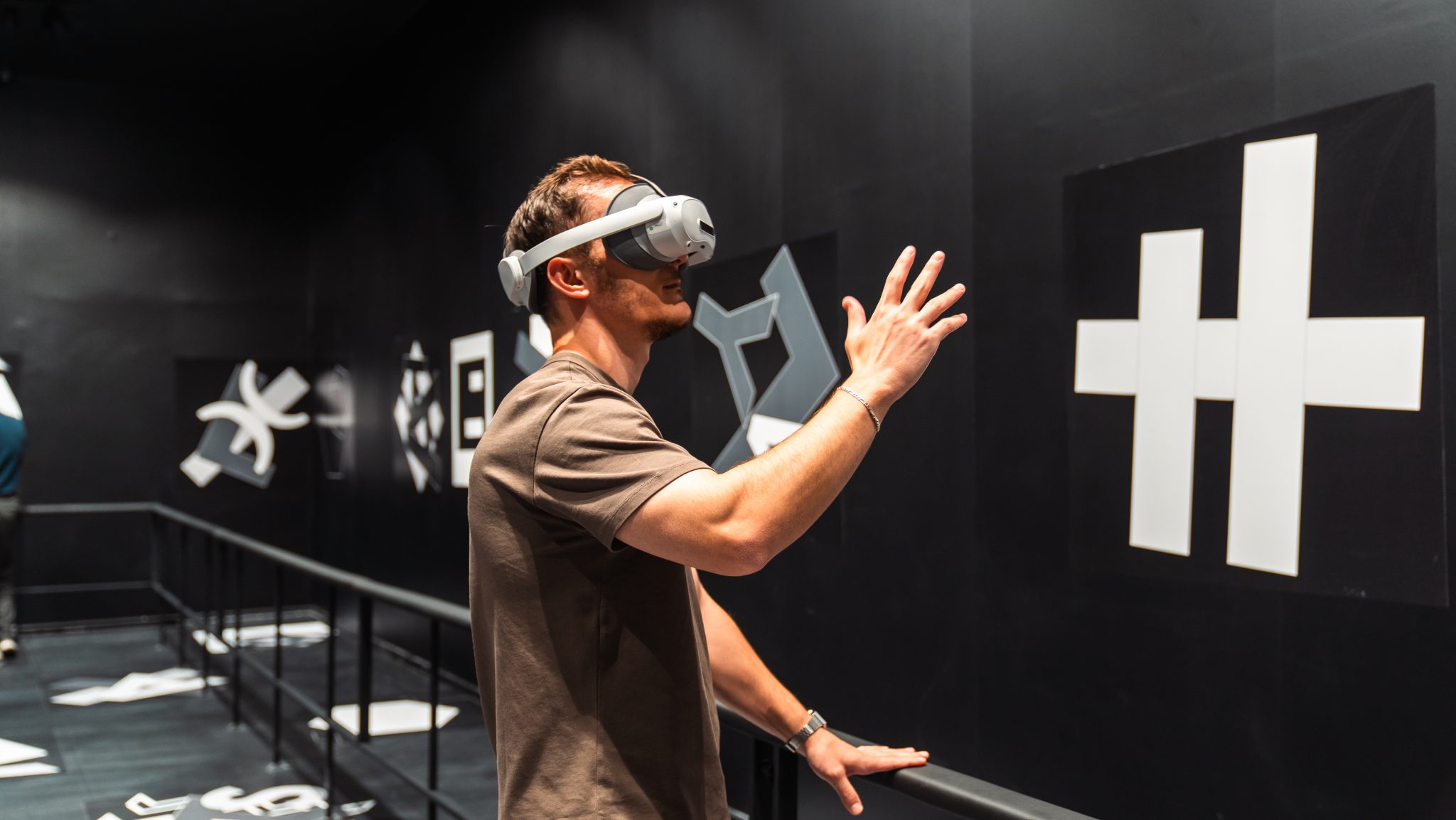 VR gözlüğüyle Dalivers deneyimine katılan ziyaretçi