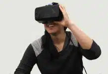 Sanal gerçeklik terapisi nedir? Korkularla güvenli ortamda yüzleşmek Sanal gerçeklik terapisi sırasında VR gözlüğü takan bir kadın