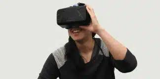 Sanal gerçeklik terapisi nedir? Korkularla güvenli ortamda yüzleşmek Sanal gerçeklik terapisi sırasında VR gözlüğü takan bir kadın