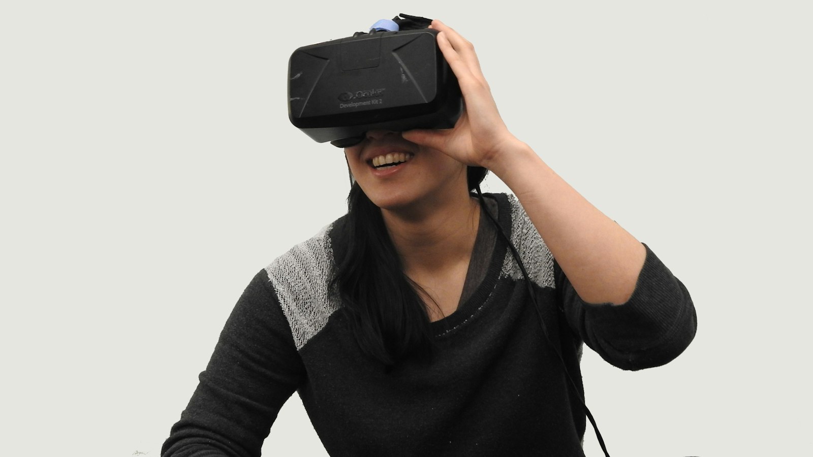 Sanal gerçeklik terapisi sırasında VR gözlüğü takan bir kadın
