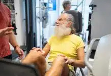 Sarkopeni: Yaş alırken en büyük yatırımınızı kaslarınıza yapın Sarkopeni ve kas kaybına karşı spor salonunda egzersiz yapan beyaz sakallı bir adam