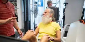 Sarkopeni: Yaş alırken en büyük yatırımınızı kaslarınıza yapın Sarkopeni ve kas kaybına karşı spor salonunda egzersiz yapan beyaz sakallı bir adam