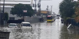 Selde zarar gören araç: İstanbul'da su basan caddede yarıya kadar suya gömülen otomobiller