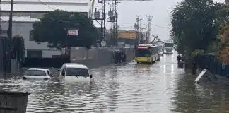 Selde zarar gören araç için kasko ve sigorta rehberi: Kim öder, ne yapmalı? Selde zarar gören araç: İstanbul'da su basan caddede yarıya kadar suya gömülen otomobiller