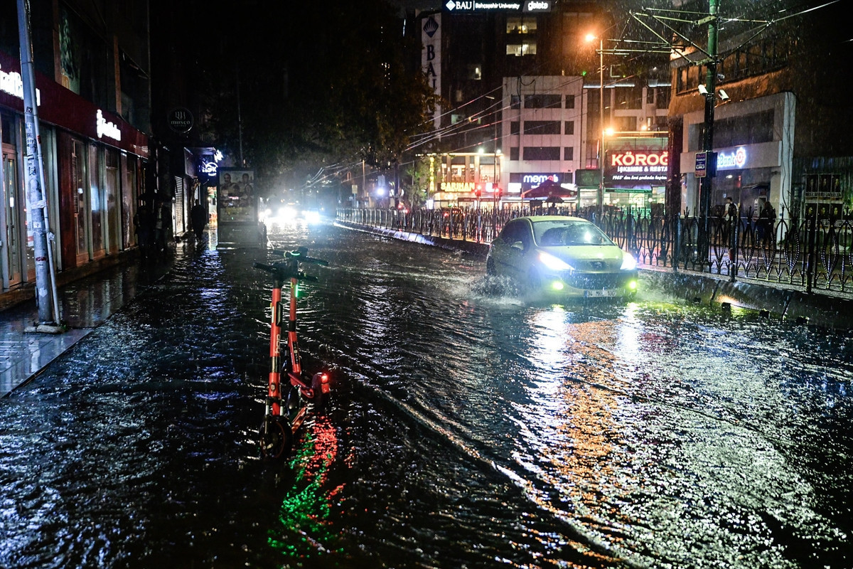 Selde zarar gören araç riski: Gece su basan caddede ilerlemeye çalışan otomobil
