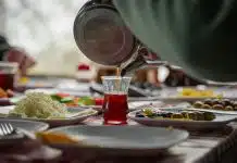 Sıcak çay yemek borusuna zarar verir mi? Asıl risk içeceğin sıcaklığı İnce belli bardağa dökülen sıcak çay, yemek borusu sağlığı