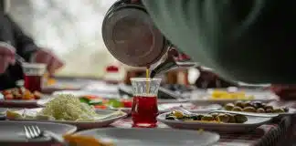 Sıcak çay yemek borusuna zarar verir mi? Asıl risk içeceğin sıcaklığı İnce belli bardağa dökülen sıcak çay, yemek borusu sağlığı