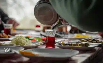 Sıcak çay yemek borusuna zarar verir mi? Asıl risk içeceğin sıcaklığı İnce belli bardağa dökülen sıcak çay, yemek borusu sağlığı
