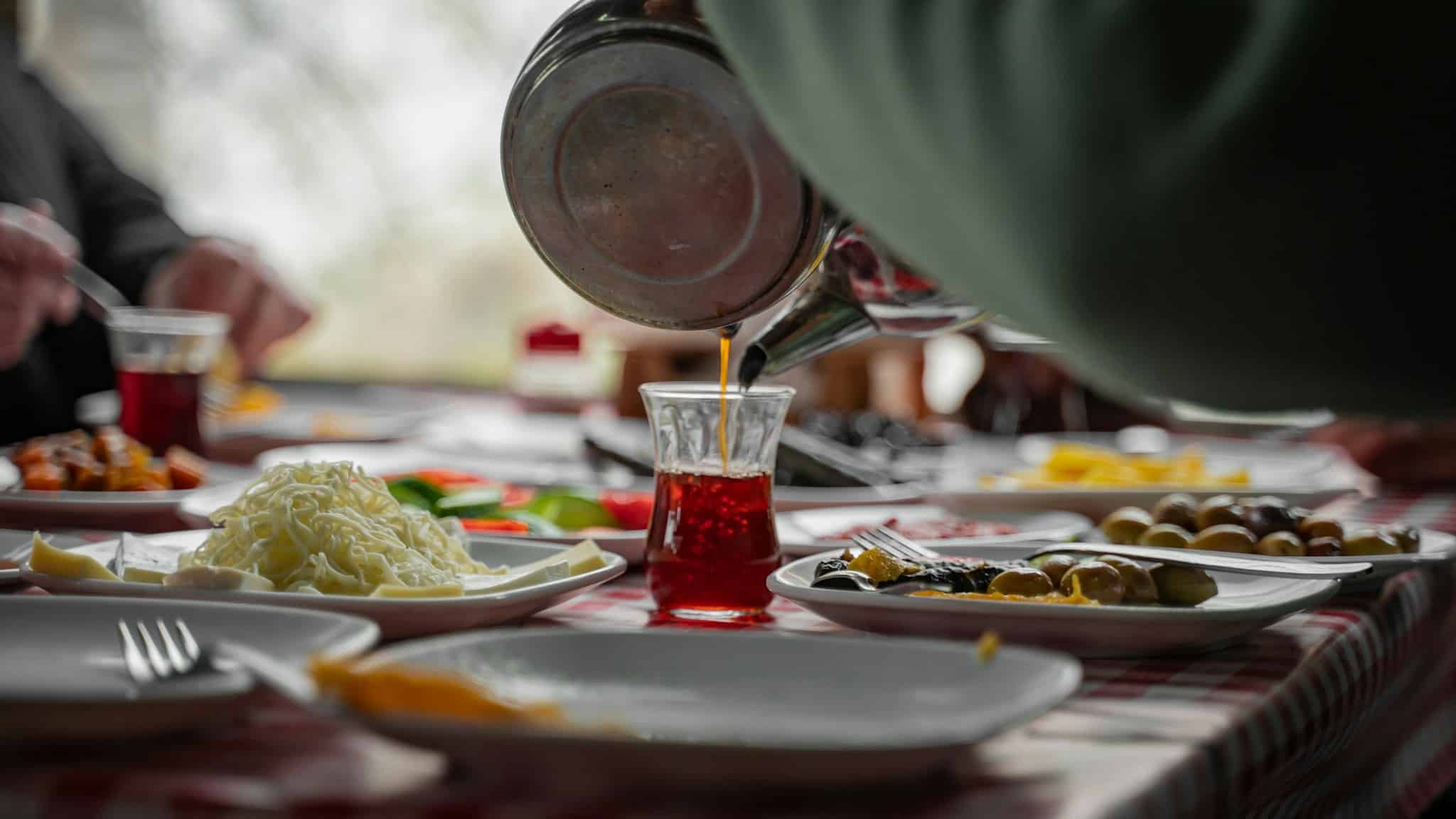 İnce belli bardağa dökülen sıcak çay, yemek borusu sağlığı