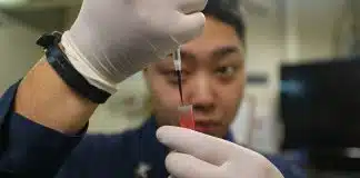 Sıvı biyopsi nedir? Kandaki tümör DNA’sı kanser takibini nasıl değiştiriyor? Sıvı biyopsi için laboratuvarda tüpe örnek aktaran eldivenli eller