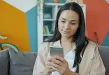 Sosyal medya güvenliği: Paylaşım yaparken dikkat edilmesi gereken 10 nokta Kanepede telefonuna bakan kadın; sosyal medya güvenliği paylaşım öncesi düşünmekle başlıyor