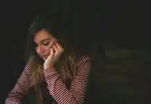Sosyal medya kıskançlığı tetikliyor: Gizli kıskançlık ve narsisistik yaralanma Akşam karanlığında düşünceli şekilde ekrana bakan kadın; sosyal medya kıskançlık duygusunu tetikliyor