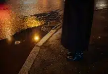 Yağmur sonrası elektrik kaçağı uyarısı: Su birikintisi ölümcül olabilir! Yağmur sonrası gece sokakta oluşan su birikintisi, elektrik kaçağı riski