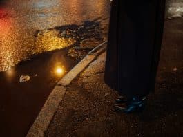 Yağmur sonrası gece sokakta oluşan su birikintisi, elektrik kaçağı riski