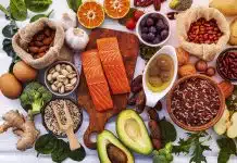 Sürdürülebilir diyet nedir? Kalıcı sağlık için 6 temel ilke Somon, avokado, kuruyemiş, sebze ve meyvelerden oluşan besinler; sürdürülebilir diyet çeşitliliğe dayanıyor