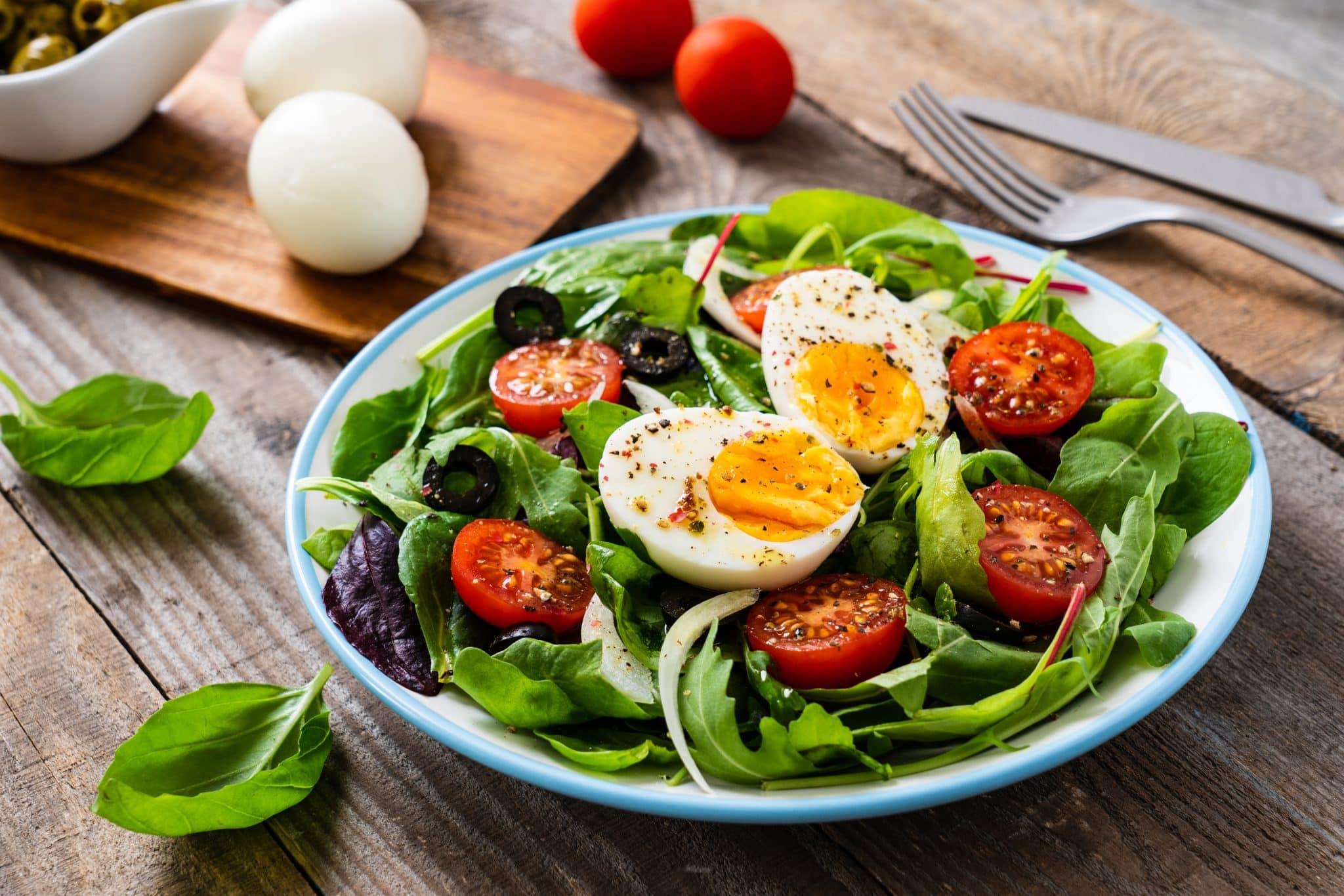 Yumurta, domates ve yeşilliklerden hazırlanmış salata; sürdürülebilir diyet için dengeli öğün