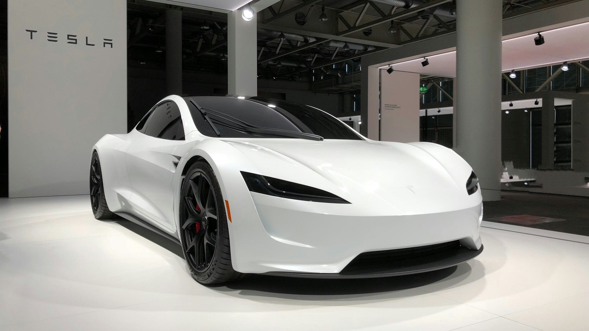 Tesla Roadster'ın 2017'de tanıtılan ilk prototipi İsviçre'deki Grand Basel fuarında