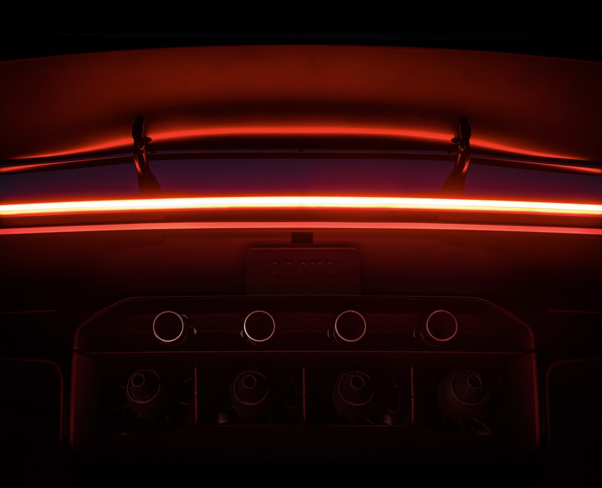 Tesla Roadster'ın arka bölümündeki itici nozulları ve emiş fanları