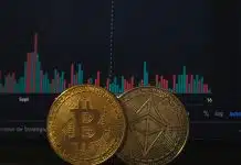 Tether, İran bağlantılı adreslerde yaklaşık 550 milyon dolarlık USDT’yi dondurdu Tether ve USDT gibi kripto varlıkların yaptırımlar kapsamında izlendiğini simgeleyen, dizüstü bilgisayar klavyesi üzerindeki kripto paralar