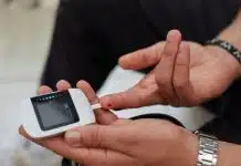 Tip 5 diyabet nedir? Çocuklukta yetersiz beslenmenin sonucu Tip 5 diyabet tanısında kan şekeri ölçümü yapan kişi