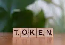 Tokenize varlık pazarı yüzde 85 büyüdü: Yeni dönemde belirleyici olan kullanım Tokenize varlık pazarı: Üzerinde "token" yazan ahşap blok