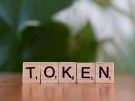 Tokenize varlık pazarı: Üzerinde "token" yazan ahşap blok