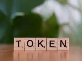 Tokenize varlık pazarı yüzde 85 büyüdü: Yeni dönemde belirleyici olan kullanım Tokenize varlık pazarı: Üzerinde "token" yazan ahşap blok